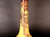 un vase orné d'un motif marron et jaune