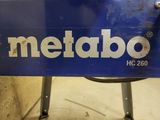 une enseigne bleue portant l'inscription « Metabo » sur le côté d'un immeuble