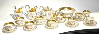 de nombreux objets en or et en argent posés sur une table