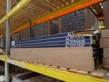 une grande pile de cartons posée sur une étagère dans un entrepôt