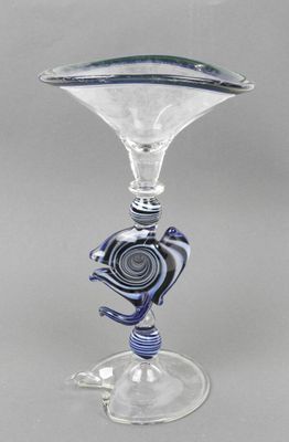 une image représentant un vase en verre orné d'un oiseau