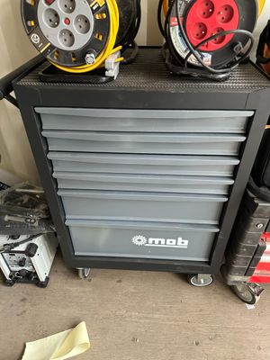 de nombreux outils de toutes sortes posés sur un établi