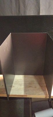 une petite maison de poupées en carton posée sur une table