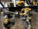 beaucoup d'outils électriques qui traînent par terre