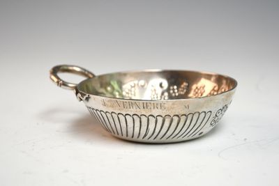 un bol en argent posé sur une table