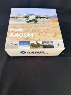 une boîte sur laquelle est représenté un hélicoptère