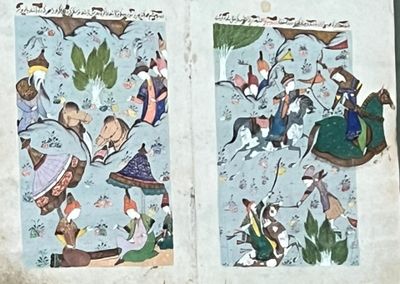 deux pages d'un livre sur lesquelles figurent des images de personnes et d'animaux