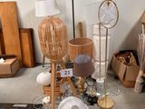 beaucoup d'objets qui se trouvent sur le sol de la pièce