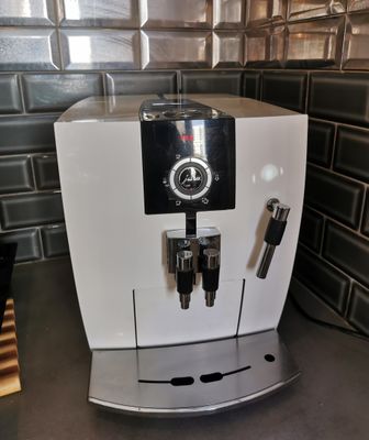 a coffee machine sitting on a counter in a kitchen
