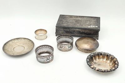 de nombreux objets en argent posés sur une surface blanche