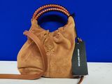 sac à main en velours beige avec une poignée en cuir marron et une bandoulière ornée de perles en bois