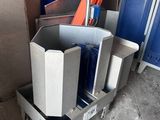 une image représentant une poubelle en métal dotée d'une poignée bleue et d'une poignée rouge