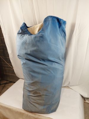 le sac bleu est posé sur le drap blanc