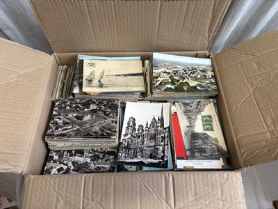 une boîte pleine de livres posée sur une table