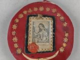 une petite boîte rouge sur laquelle figure l'image d'une femme