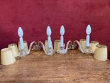 des bougies sont alignées sur une table en bois