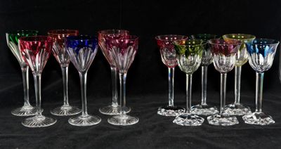 six verres à vin sont alignés sur un fond noir