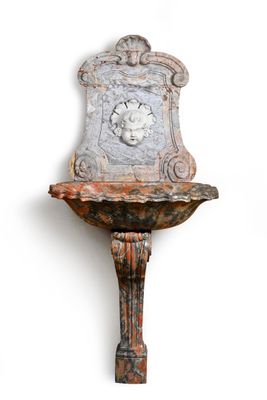 une horloge accrochée au mur, avec une étagère en dessous