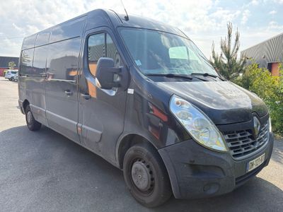 une photo d'une camionnette noire garée sur le bord de la route