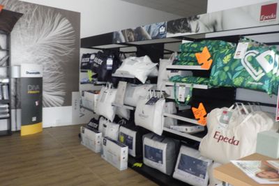 un magasin avec beaucoup d'articles sur les étagères