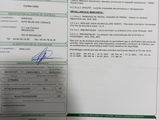 un document sur lequel figure la photo d'une personne tenant un téléphone portable