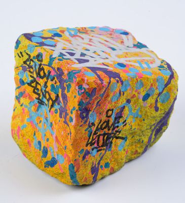 ZENOY (1974-) " Pavé parisien" peinture sur pavé, signé.