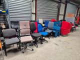 beaucoup de chaises de bureau et de chaises dans un entrepôt
