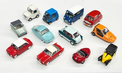 beaucoup de petites voitures miniatures posées sur une surface blanche