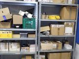beaucoup de boîtes et de cartons sur les étagères de la pièce