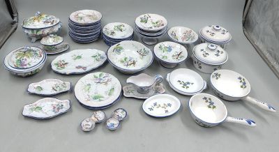 beaucoup d'assiettes et de cuillères posées sur une table