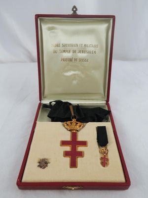une image représentant une boîte contenant une médaille et une croix
