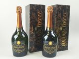 deux bouteilles de champagne posées l'une à côté de l'autre sur une table