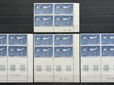 six timbres de tailles et de couleurs différentes sur fond noir