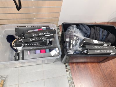 une valise remplie de maquillage et d'autres objets posée sur une table