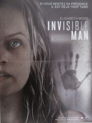 une affiche du film « L'Homme invisible » accrochée au mur