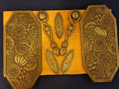 Plaque avec éléments de ferrure en bronze