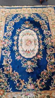 un tapis bleu orné d'un motif floral