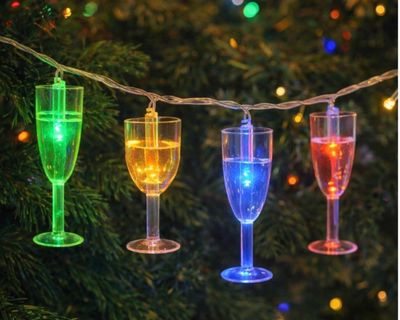 des verres à vin multicolores suspendus à une ficelle sur un sapin de Noël