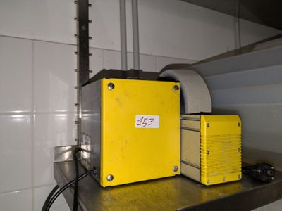 une boîte jaune posée sur une étagère en métal