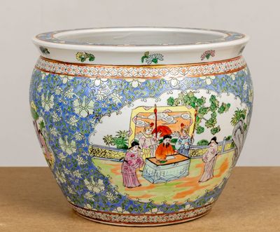un vase avec un tableau posé sur une table