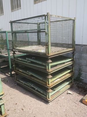 une grande cage métallique surmontée d'un ensemble de barreaux métalliques