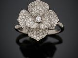 une bague Art déco ornée d'une fleur en diamants