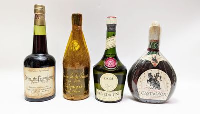 quatre bouteilles de vin sont alignées sur une surface blanche