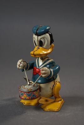 figurine mickey mouse tenant un tambour avec un noeud rouge