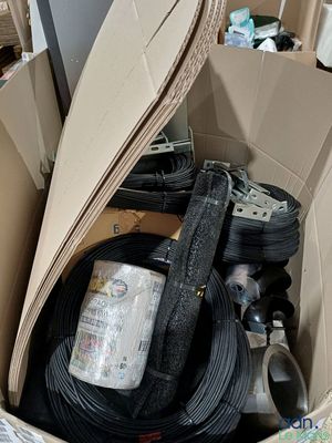 une boîte remplie de fils