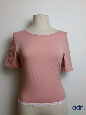 le haut d'une chemise rose est sur un mannequin mannequin mannequin mannequin mannequin mannequin mannequin manne