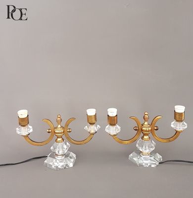 une paire de bougeoirs vintage en laiton et cristal sur fond gris