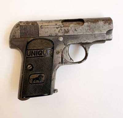un vieux fusil posé sur une table