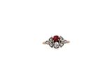 gros plan d'une bague en diamant et rubis sur fond blanc
