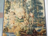 une image d'une tapisserie accrochée au mur